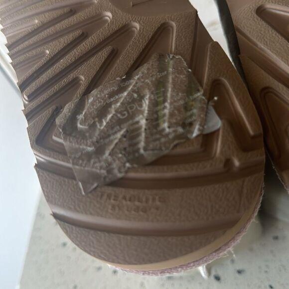 UGG Gita Pom Pom Girl's Metallic Gold Pink Leather Shearling Boots Size 6 Youth - Picture 15 of 16